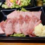 焼肉酒房 やきまる - タン刺し