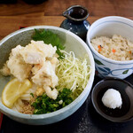 本格手打ちうどん もり - とり天ぶっかけ冷と、炊き込みご飯