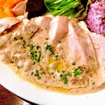 カンティーナ ヴィニエトゥッティ - 鶏モモ肉のソテー、ポルチーニクリームソース。肉のしなやかさをちゃんと残した火の通し。