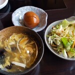 Ippin Hinabe Shikikaigan - 味付け卵、スープ、サラダ