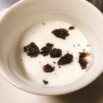 オステリア ラ・ルーナ - 黒トリュフのコンソメ カプチーノ仕立て  ※クリスマスコース