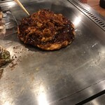 Naniwa Okonomiyaki Bochibochi - 辛いお好み焼き！