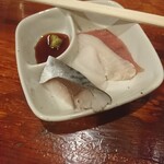 Sumiyaki Kushitetsu - お通しは刺身(マグロ、しめさば、タコ？、アブラガレイ？)
