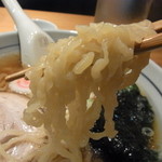 味処 むさし野 - 麺は平打ちの縮れ麺