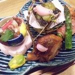 Bettei Yaeno - 前菜（ｱｽﾊﾟﾗﾍﾞｰｺﾝﾊﾞﾀｰ醤油焼き、大岩魚春ｷｬﾍﾞﾂ焼き、蚕豆黄身寿司、山うどｸﾘｰﾑﾁｰｽﾞ白和え、上州地鶏たまり醤油焼き）