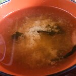 新屋 - やきとり丼@800円の味噌汁