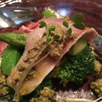 ルール ブルー - 氷見のブリと野菜のサラダ アンチョビ ケッパー バジルソース、アスパラガス、スナップえんどう、ブチトマト、ヤングコーン、生ハム、カイワレ等