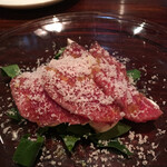 ルール ブルー - 十勝ハーブ牛の赤ワインと塩漬けのカルパッチョ、吉田牧場のほだか(パルメザンチーズタイプ)、生ほうれん草とマッシュルーム、モッツアレラチーズ