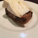 ルール ブルー - ドライフルーツのパンとカマンベールチーズ