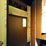 西インドスパイス ガヤバジ - ２階のこのドアを開ける…