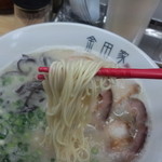 金田家 - 麺は極細か細麺ｸﾗｽのｽﾄﾚｰﾄ麺で、低加水率、ｴｯｼﾞのない丸麺。