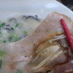 金田家 - トッピングには、通常の黒豚ロース肉ではなく、黒豚バラ肉を使用だった