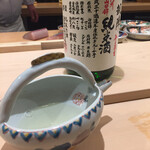 寿司 中川 - 酒器もとても使いやすくて品の良いものをお使いです　美味しいものを保証してくれる中川さんの太鼓腹も写ってます（笑）