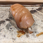 白甘鯛に炙ったサワラの皮を挟んでありますよ！　こんな寿司食べたことない！　甘鯛は蒸してあって甘みと香りが素晴らしい