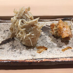 寿司 中川 - で渡り蟹の身をほぐした握り　少し身だけ食べて酒のアテにしてくれって