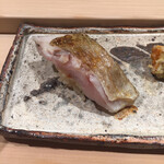 寿司 中川 - 本日の一番　のどぐろとニンニクの握りです　炭火で炙って脂たっぷりののどぐろにニンニクが合います　こんな寿司があるなんて驚きです