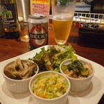 ヨコハマココット - ▼3種選べるプレート　¥800
      ♦︎コールスロー
      ♦︎キノコのマリネ
      ♦︎横浜小松菜とチキンのわさび風味