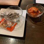 ホルモン焼肉 ちばず七輪 - 晩酌セットお通し（キムチ・チョコ・柿の種・ヒマワリの種