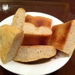 トラットリア コルポ デラ ストレーガ - 自家製パン