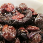 トゥ・ラ・ジョア - サラダのトッピングのドライフルーツ