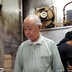 ラーメン二郎 - 麺を見つめる総帥