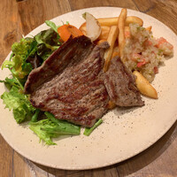 Bistro Buzz 赤坂 - 牛肉の鉄板焼きワンプレート