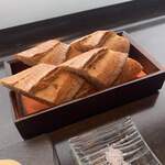 ナベノ-イズム - ・La Baguette
       フランスから空輸のバゲット 
       