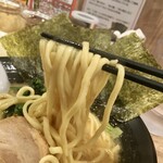 横浜家系ラーメン 武骨家 - 太めのややウェーブ麺。