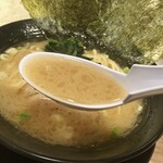 横浜家系ラーメン 武骨家 - バランス型のスープです。　豚骨感もそれなりにあります。