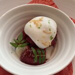 ナベノ-イズム -  ・1sr Dessert
      「とちおとめ」、山椒と共に薫り高くコンポート
      爽やかなシャルトリューズのジュレとハイビスカス
      のグラニテ〈リ・オ・レ〉をイメージした白玉団子
      と共に