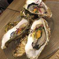 レ・ピコロ - 牡蠣の炙り 北海道産生ウニのせ 1個550円
                    2019年12月20日夜