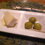 ラ・ボンバンス - カマンベール、オリーブ