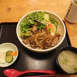 築地寿司岩 - マグロステーキ丼 (1,210円・税込)