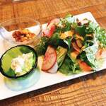Cafe & Dining GOODDAY - サラダ、デリはカレー味のチリコンカンとポテサラ