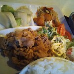 志賀坂 - 生姜焼きの回りには、サラダやらお漬け物やら煮物やらが並んでるんですけど、どれも美味しいから嬉しいわ……( ´∀`)