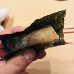 すし うえだ - 〆鯖は炙って白板昆布を乗せて海苔で包んで