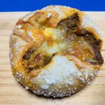 THE MOST BAKERY & COFFEE - 見た目はとても辛そうな焼きカレーパンなのですが…