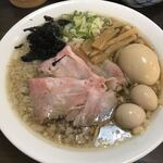 麵や 猪鹿蝶 - 背脂味玉ラーメン