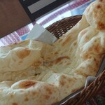 ドゥルガ　ダイニング - おかわり無料の巨大ナン