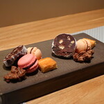 フィエルテ - 胡桃とアーモンド ライム風味、ガレットブルトンヌ、コロンビアカカオのマカロン、あんぽ柿のマカロン、チョコサラミ