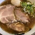 室蘭ラーメン 雷文 - 肉玉らーめんの醤油　950円
                                うーむ！　この、肉玉らーめん醤油も美味いな〜！