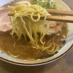 室蘭ラーメン 雷文 - 肉玉らーめん　麺リフト
                                この、つ〜んとくる　かんすいの匂いなんか気にな？
                                腰の強い麺はこのスープにバッチリ。
                                こりゃ、病みつきになるな。
                                