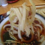 手打うどん長谷川 - １本だけ紫色の饂飩が入っています