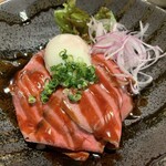 ヱbiyadaishokudou - 松阪牛のローストビーフ丼。雲丹乗せバージョンもありましたが、今回はスタンダードでと言いながら、これでも十分贅沢でボリューム満点です。松阪牛は牛丼も美味しそうだったのでオススメです。