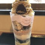 祇園きなな 本店 - 季節限定の栗パフェ。モンブランクリーム、栗、濃厚ガトーショコラの様な抹茶パウンドケーキ、きな粉アイス、バニラアイス、甘納豆のような味わいの黒豆、カスタードプリン等々ボリューム満点で美味しすぎました。