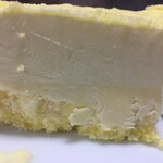 小樽洋菓子舗ルタオ 本店 - ベイクトチーズケーキとレアチーズケーキの断面が良くわかります。