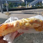 石窯パン工房 須恵の郷  - ピザは分厚い