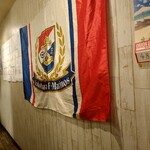 博多鉄板焼き 広島お好み焼き もんちゃん - 店内はトリコロール　マリノスカラー