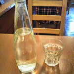 トラットリア パスクアリーノ - うぉーたー！瓶で出すのが妙にいやらしくオシャレ！