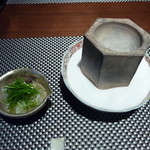 日本料理 晴山 - 熱々に焼いた器が出て来て・・・